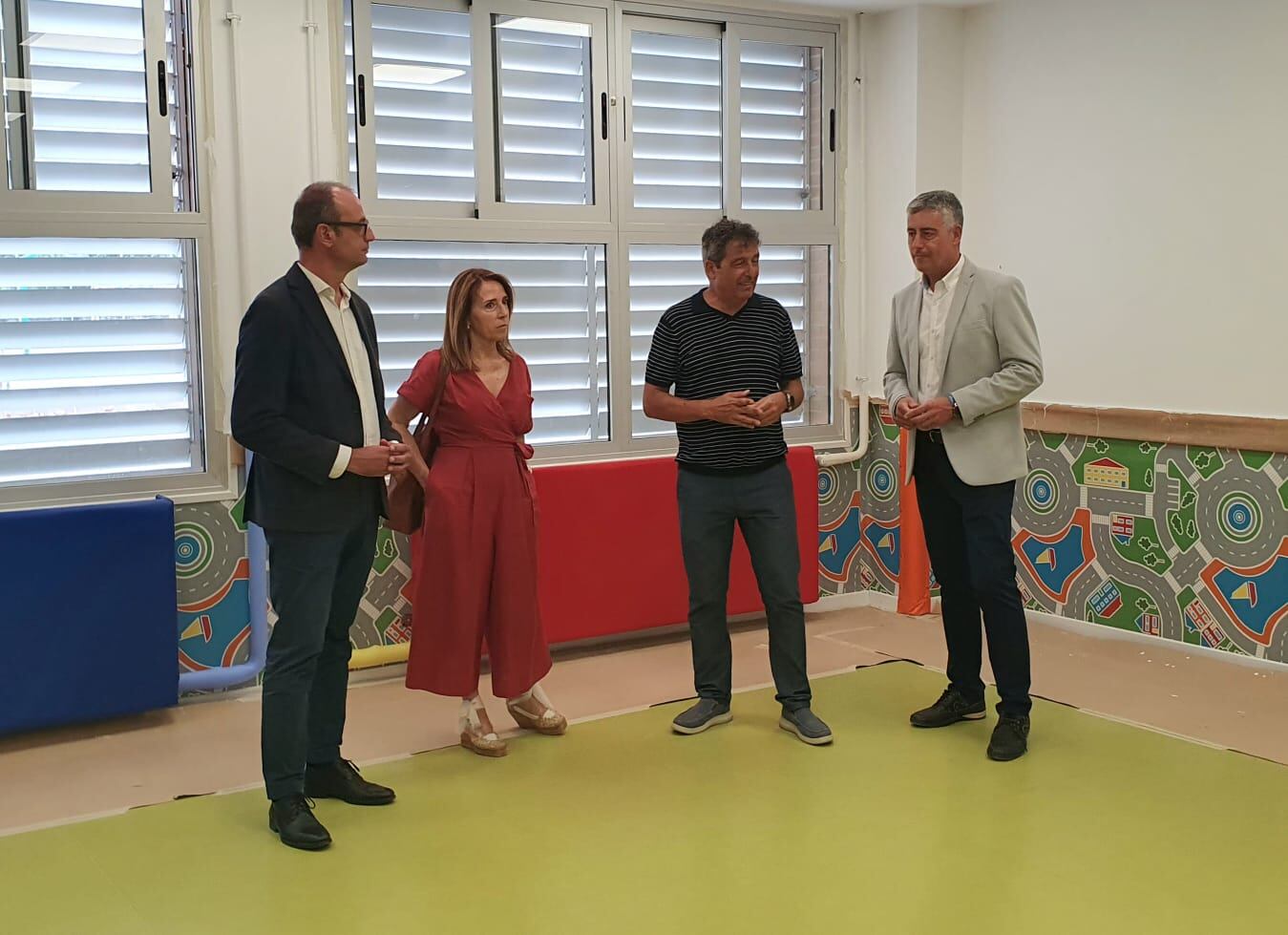 El consejero en funciones de Educación, Formación Profesional y Empleo, Víctor Marín, visita, junto a la concejala de Educación del Ayuntamiento de Murcia, Belén López, las obras de adecuación del aula de dos años en el CEIP Juan de la Cierva, de Casillas (Murcia)