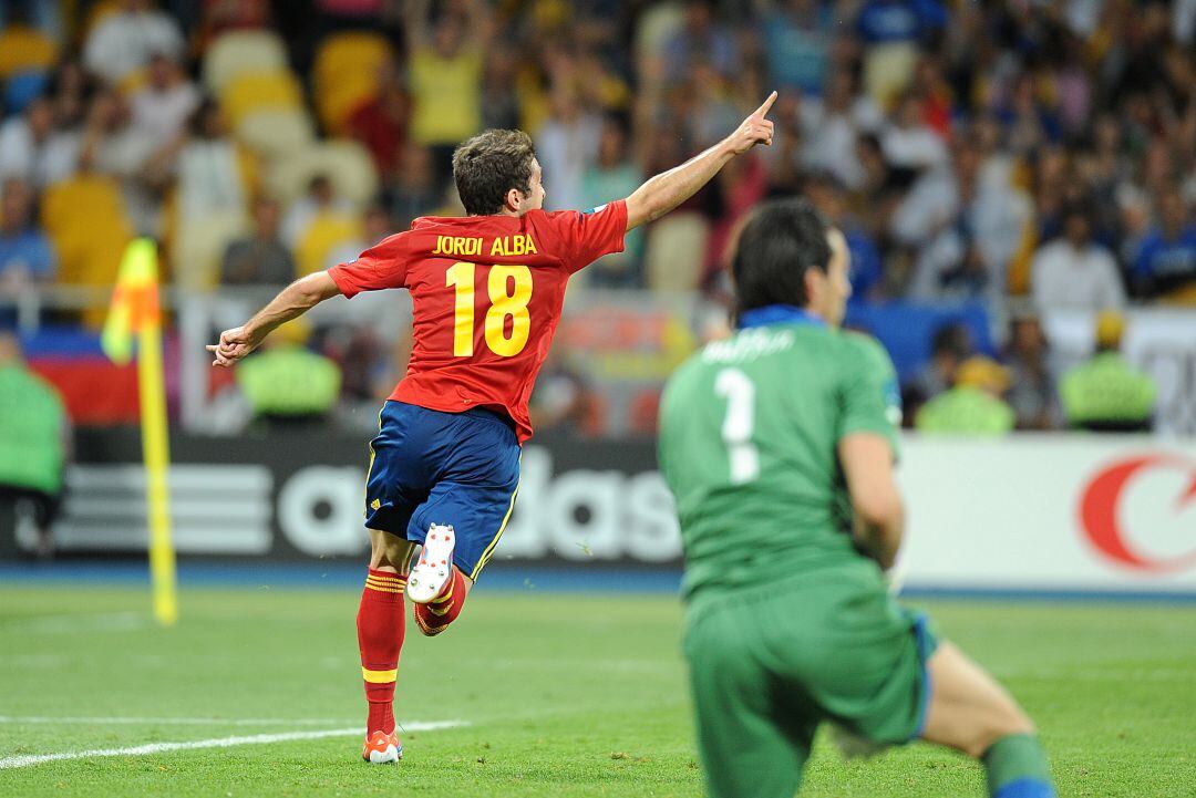 Jordi Alba celebra uno de los goles de España en la final de la Euro 2012