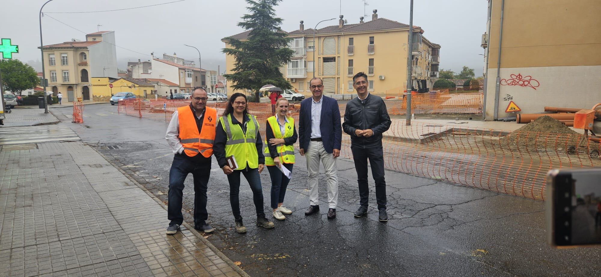 Visita del alcalde de Cáceres, Rafa Mateos, a la segunda fase de las obras de la calle La Roche sur Yon