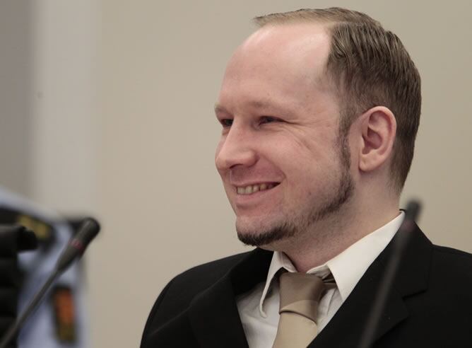 El ultraderechista Anders Behring Breivik sonríe durante su llegada a una de las salas del tribunal de Oslo  el pasado mes de abril.