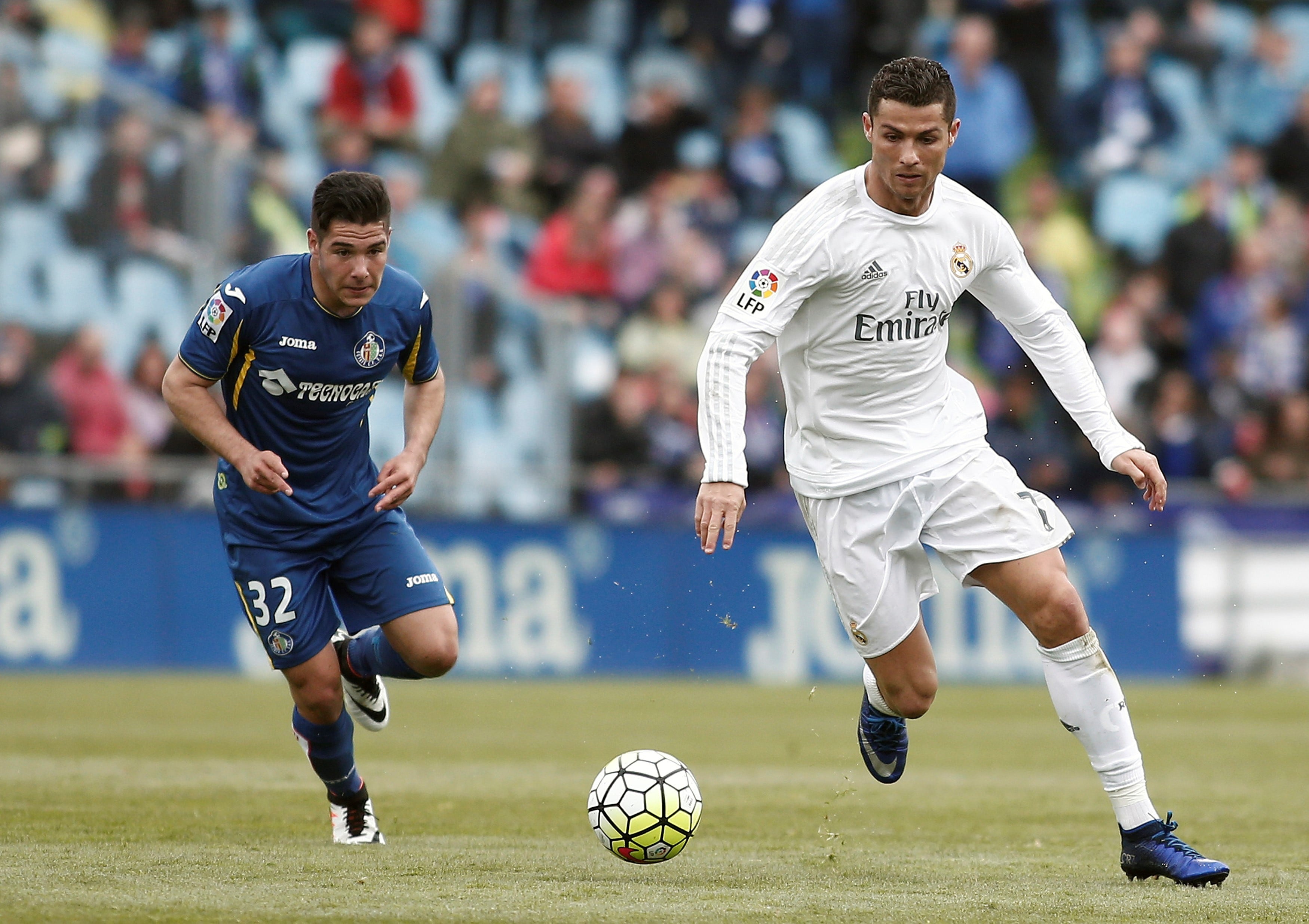 Emi Buendía pugnando un balón con Cristiano Ronaldo