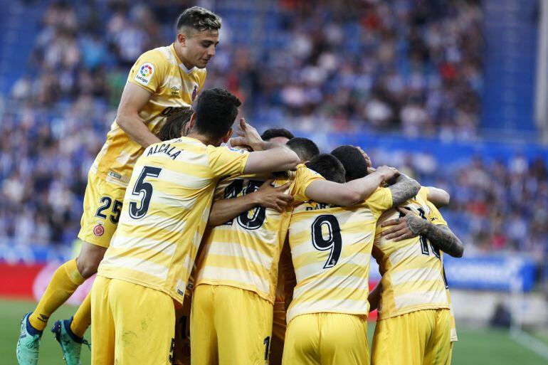 Los jugadores del Girona celebran su primer gol, conseguido por Álex García, durante el encuentro de Liga, correspondiente a la jornada 33 en Primera División, que Deportivo Alavés y Girona disputan hoy en el estadio de Mendizorroza, en Vitoria.