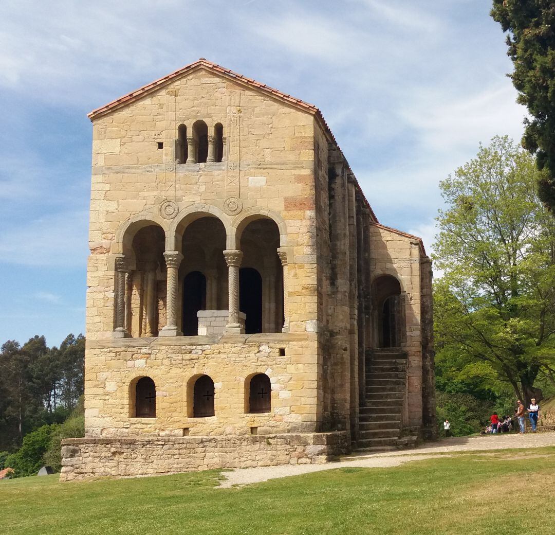 Santa María del Naranco fue concebido como un palacete por los reyes astures e históricamente no ha sido un eficio religioso.