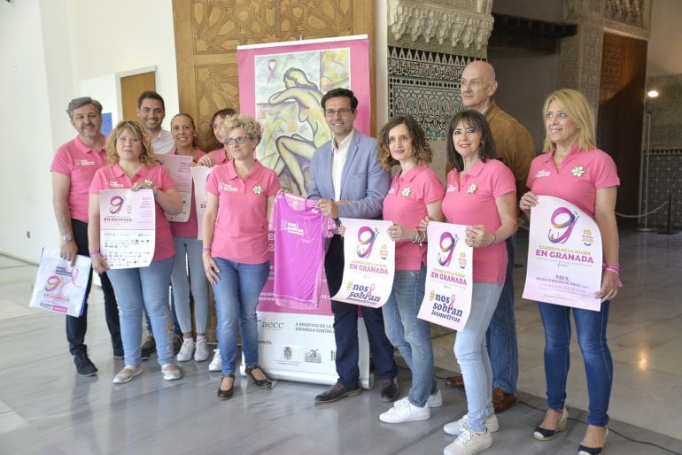 Presentación de la Carrera de la Mujer de Granada. Se celebrará este domingo, día en el que se cortará al tráfico la calle Recogidas, donde se celebrarán distintas actividades