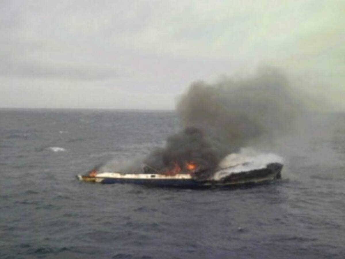 Un mort i un ferit per l'incendi d'un pesquer davant de Barcelona