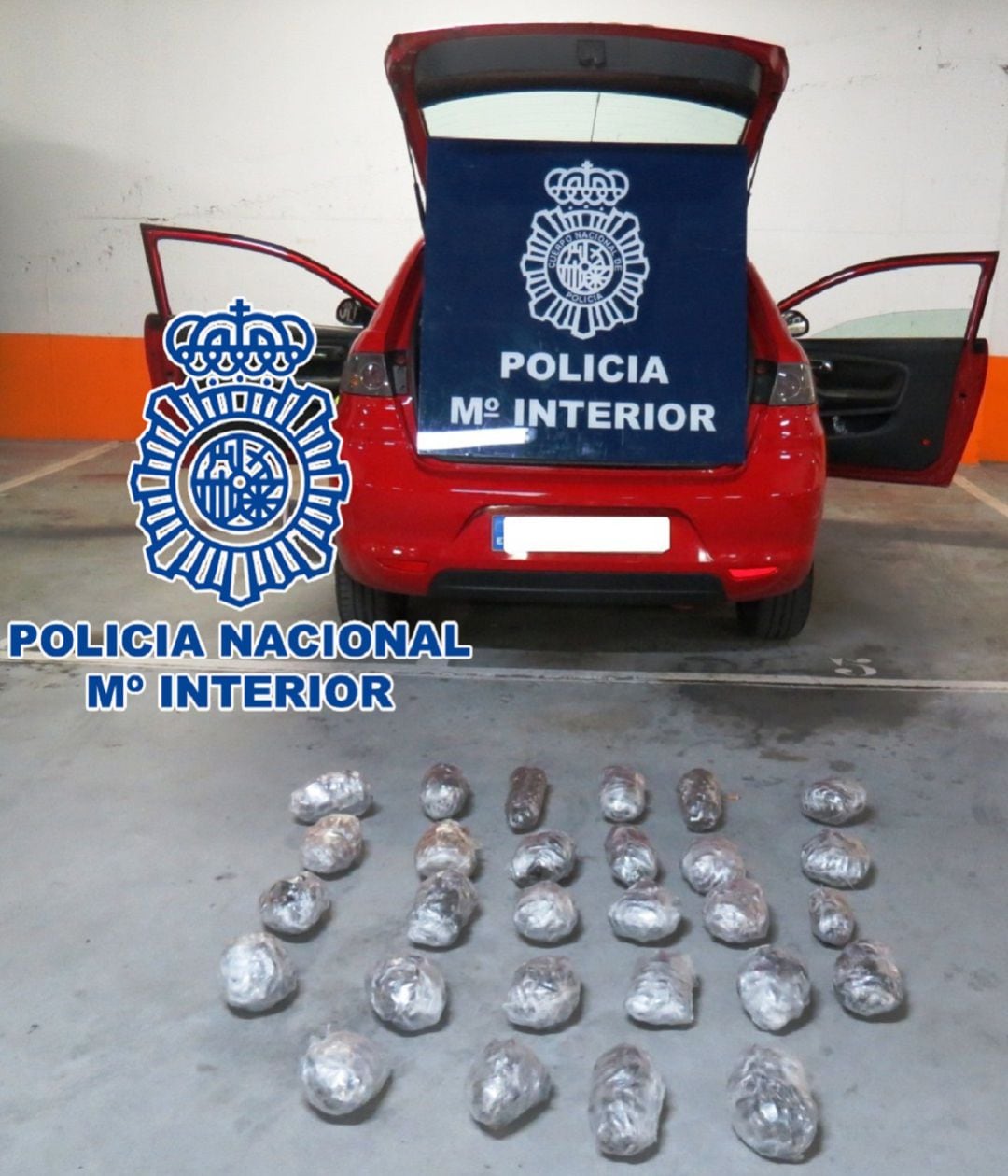 Droga y coche intervenidos en el marco de la operación.