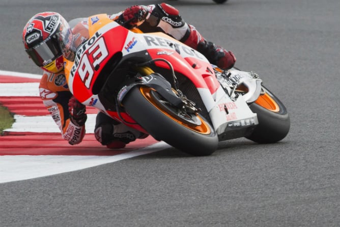 Marc Márquez toma una curva en Silverstone