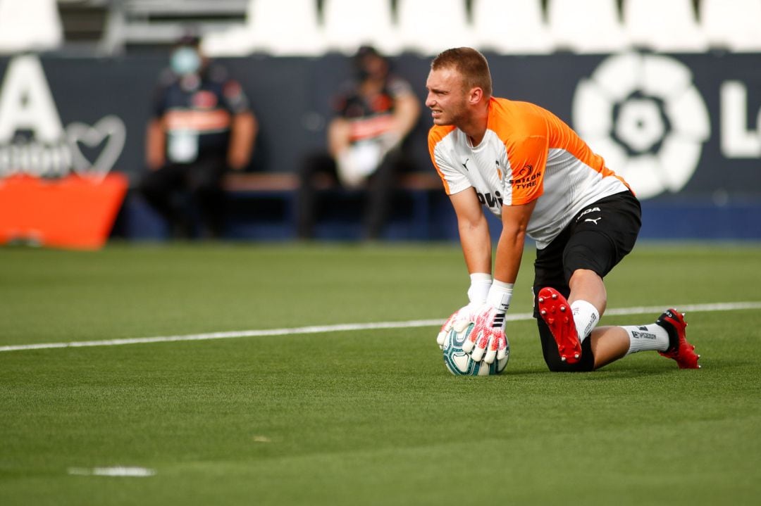 Jasper Cillessen of Valencia warms up during the Liga match between CD Leganes and Valencia CF at Municipal Butarque Stadium on July 12, 2020 in Leganes, Madrid, Spain. 
 
 12072020 ONLY FOR USE IN SPAIN