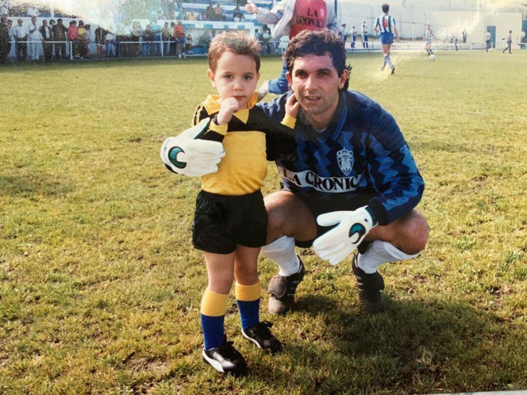 Eduardo Fernández junto a su hijo antes del comienzo de un partido