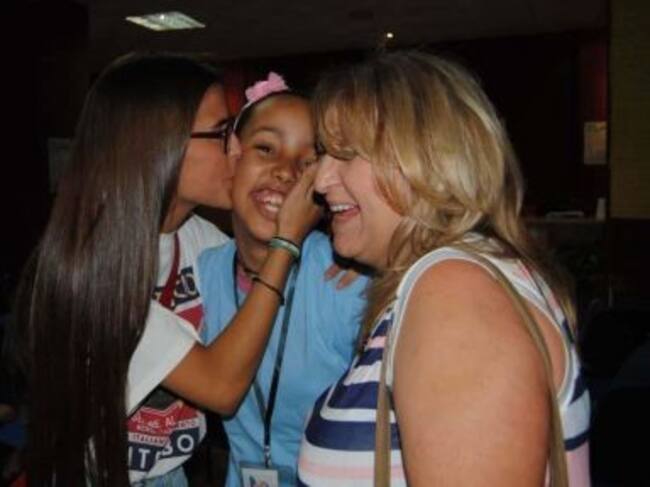 Momento del recibimiento de una de las niñas por la familia de acogida