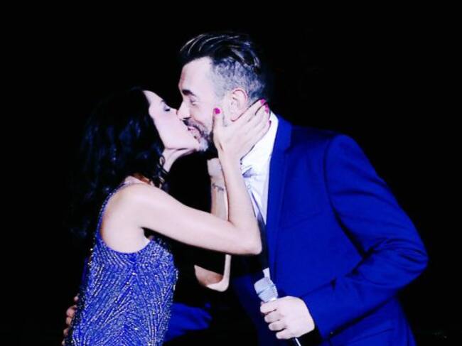 Irache Rodríguez besando a Joaquín Hurtado en la Gala de los Premios Radiolé 2015