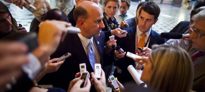 El republicano Louis Goehmert, representante a la cámara por el partido Republicano, habla con la prensa en el capitolio estadounidense en Washington este jueves