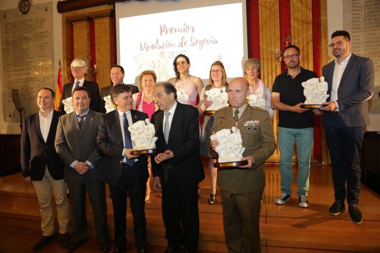 Imagen de familia de los galardonados con los Premios de la Diputación