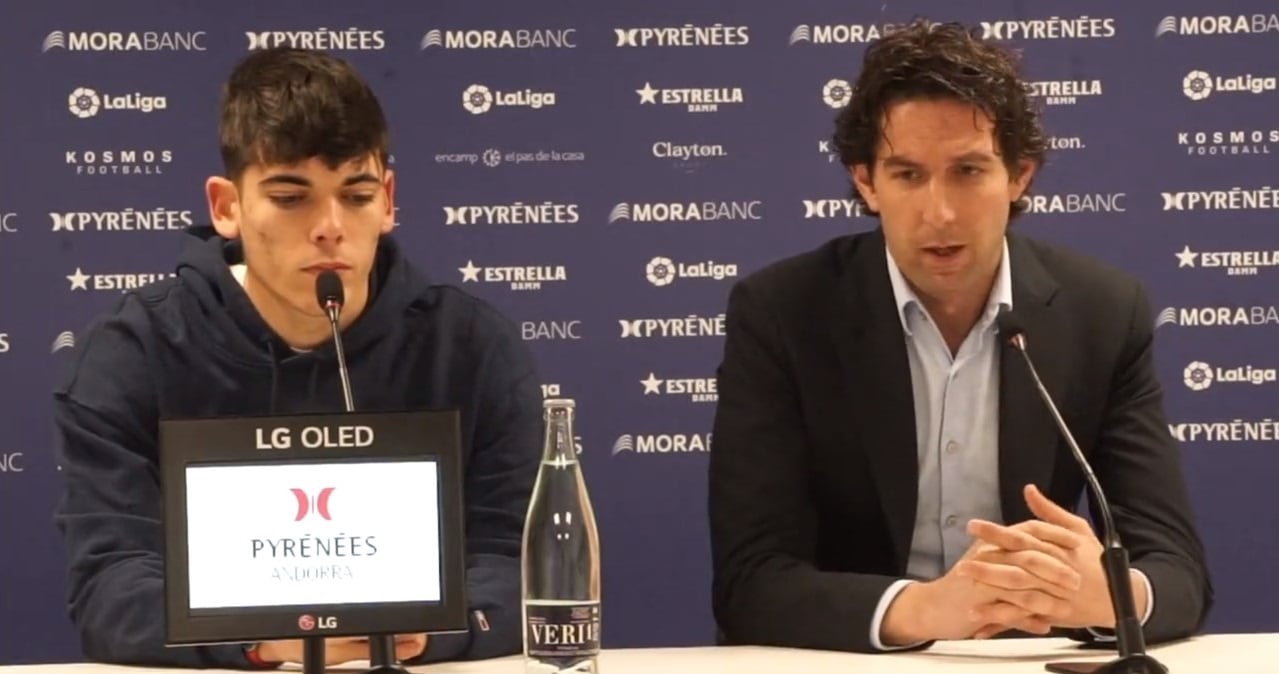 Un moment de la presentació del nou jugador de l&#039;FC Andorra Àlex Valle.