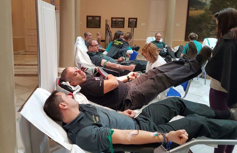 Imagen de los primeros donantes de sangre, entre ellos agentes de la Guardia Civil de Ciudad Real.