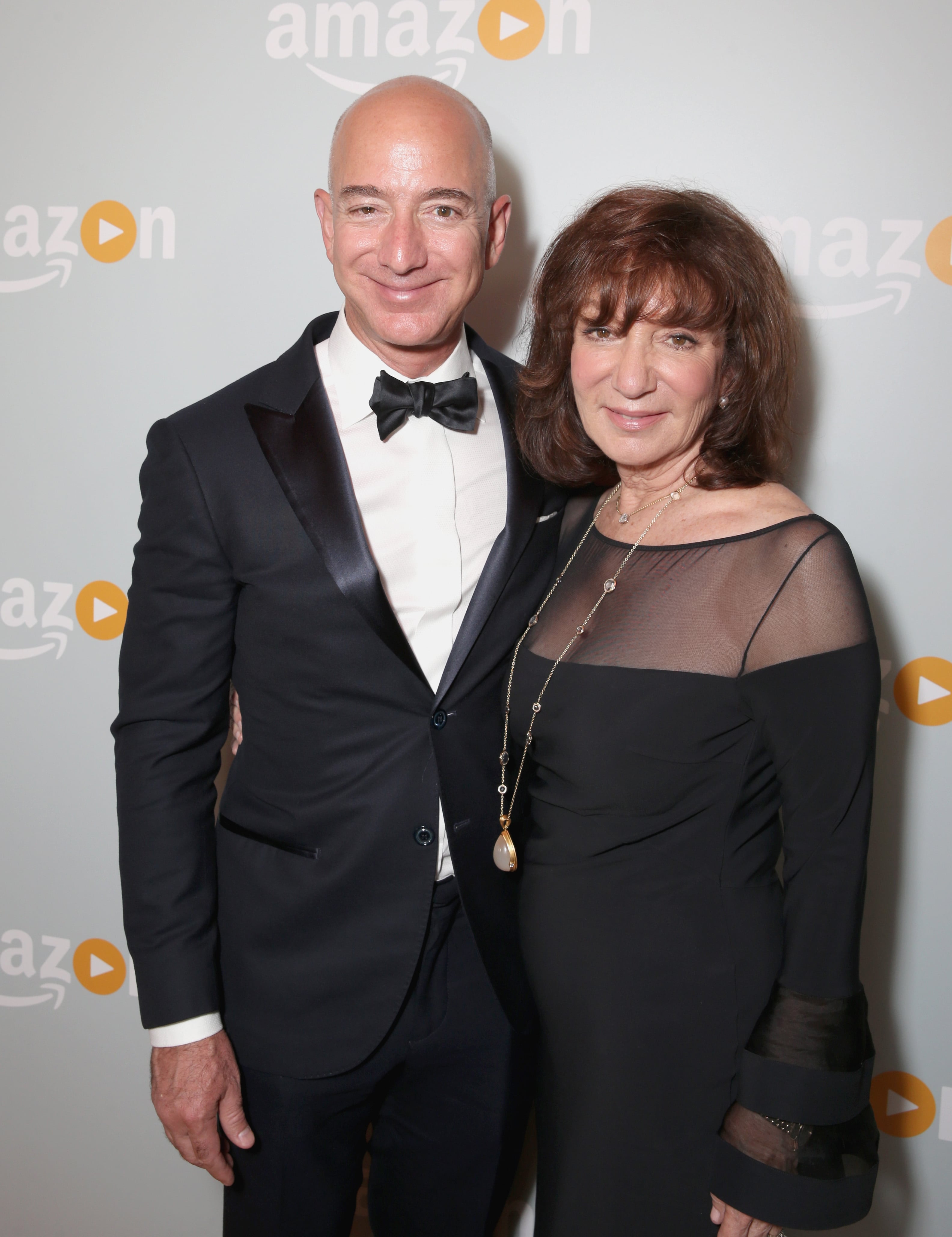 Jeff Bezos, CEO de Amazon, con su madre Jackie Bezos en la celebración de los Emmys en 2016 en West Hollywood, California