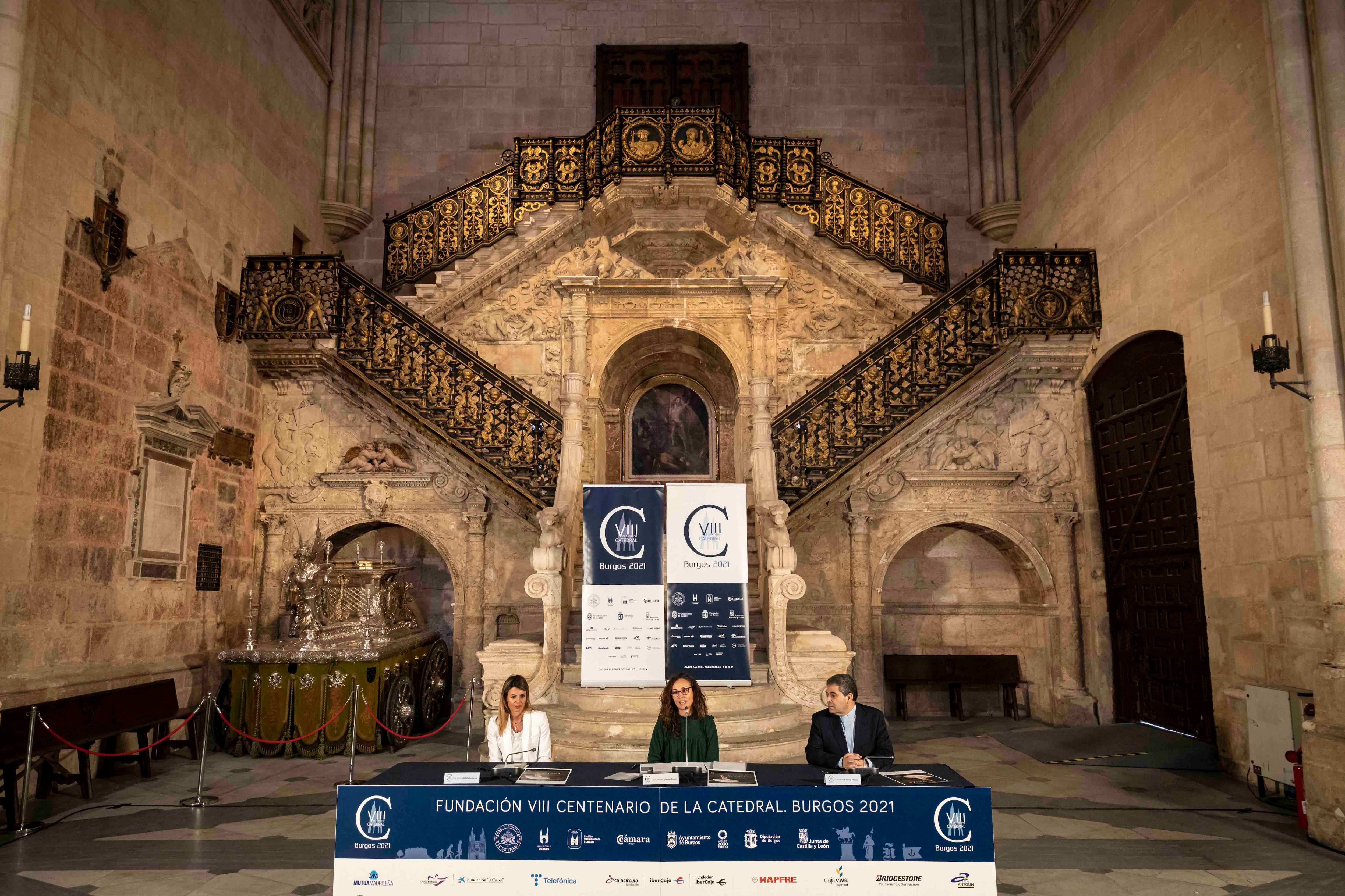 La directora de la Fundación, Piluca Gil, la directora de la Escuela Profesional de Danza &#039;Ana Laguna&#039;, Amaya Iglesias y el presidente del Cabildo, Vicente Rebollo