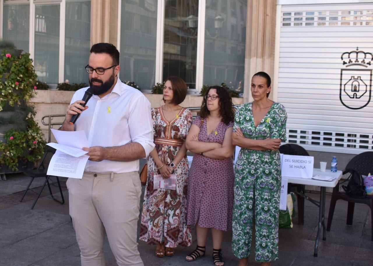 Óscar Martín-Romo presidente de Apisys lee un comunicado en la plaza mayor de Ciudad Real