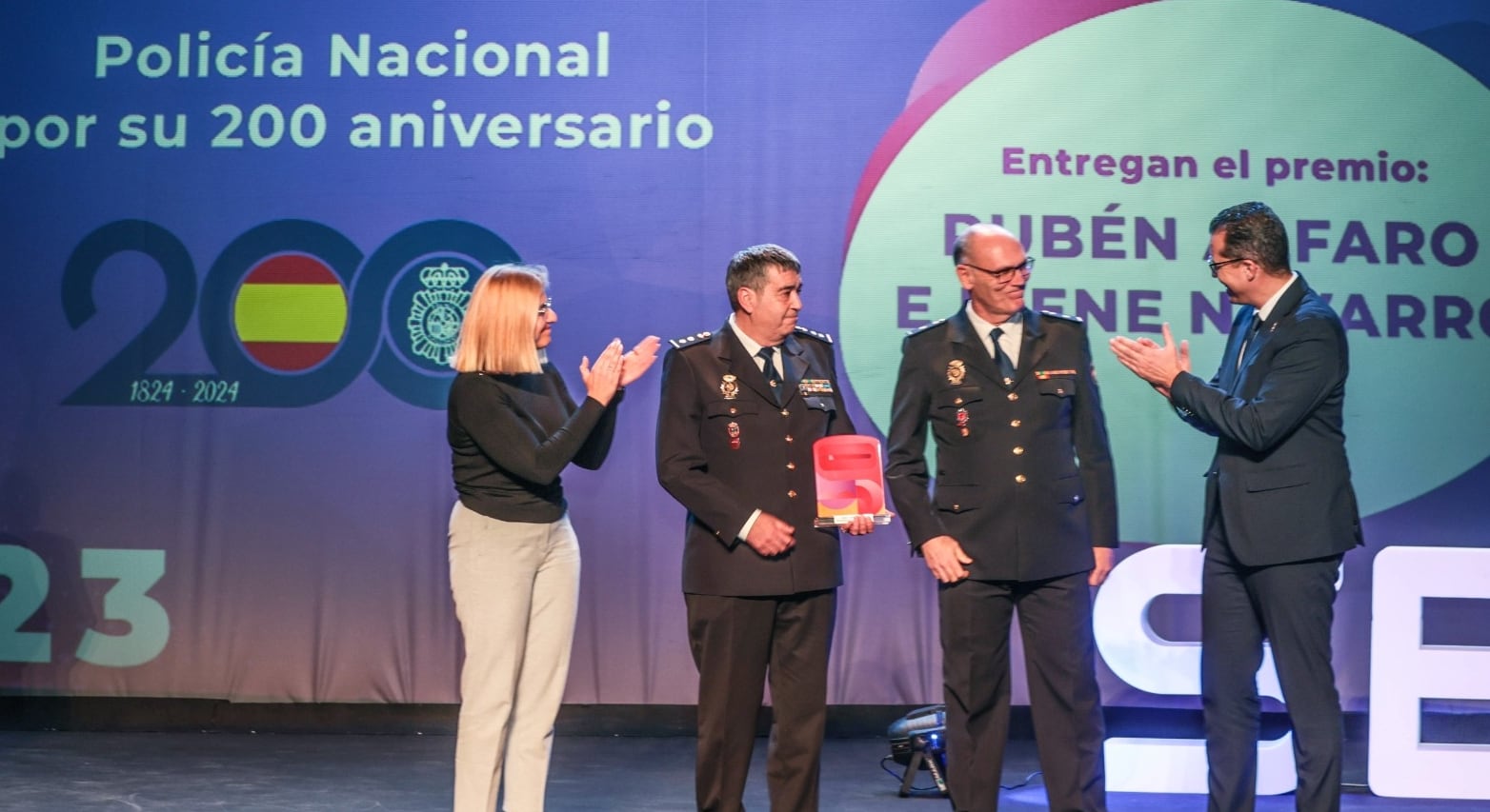 Irene Navarro, alcaldesa de Petrer y Rubén Alfaro, alcalde de Elda, entregan el premio especial a la Policía Nacional por su bicentenario