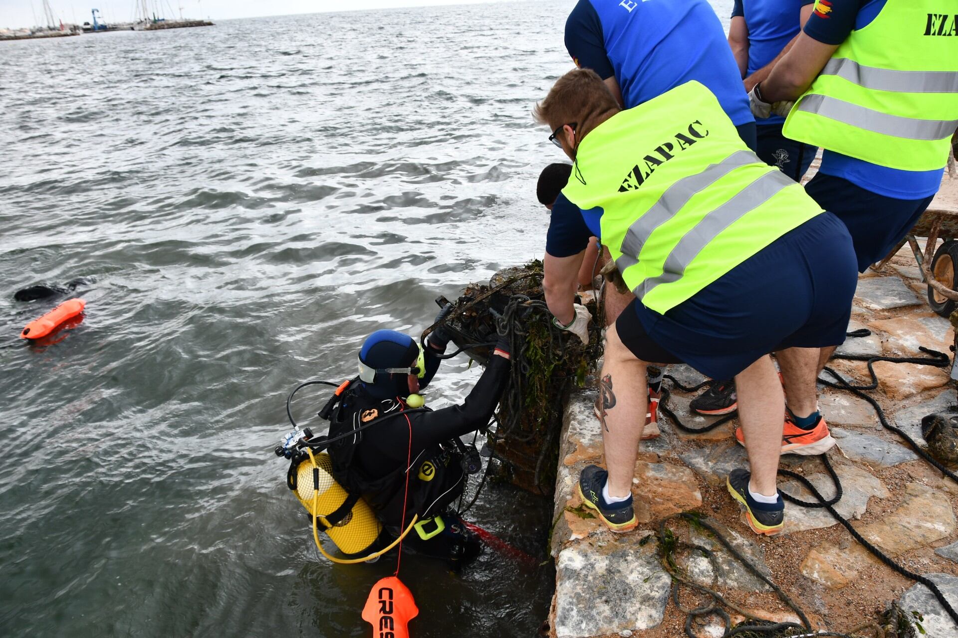 Actividad de limpieza de los fondos marinos en el Mar Menor