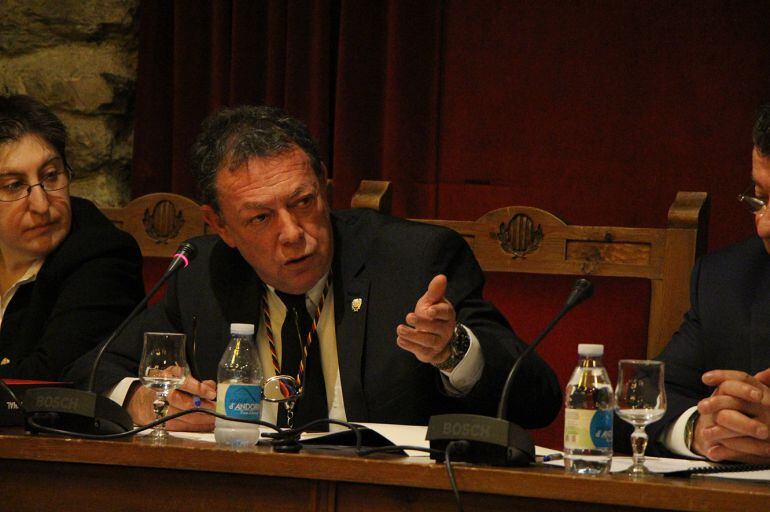 El cònsol major de Sant Julià, Josep Vila, en sessió de comú.