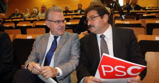 Pere Granados (esquerra), acompanyat del nou soci de govern, Antoni Brull.