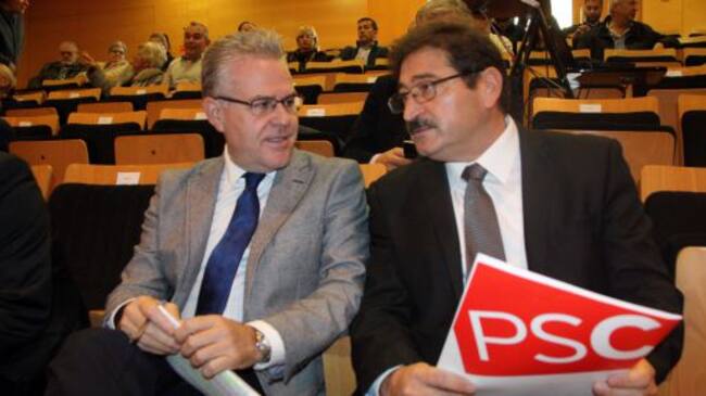 Pere Granados (esquerra), acompanyat del nou soci de govern, Antoni Brull.