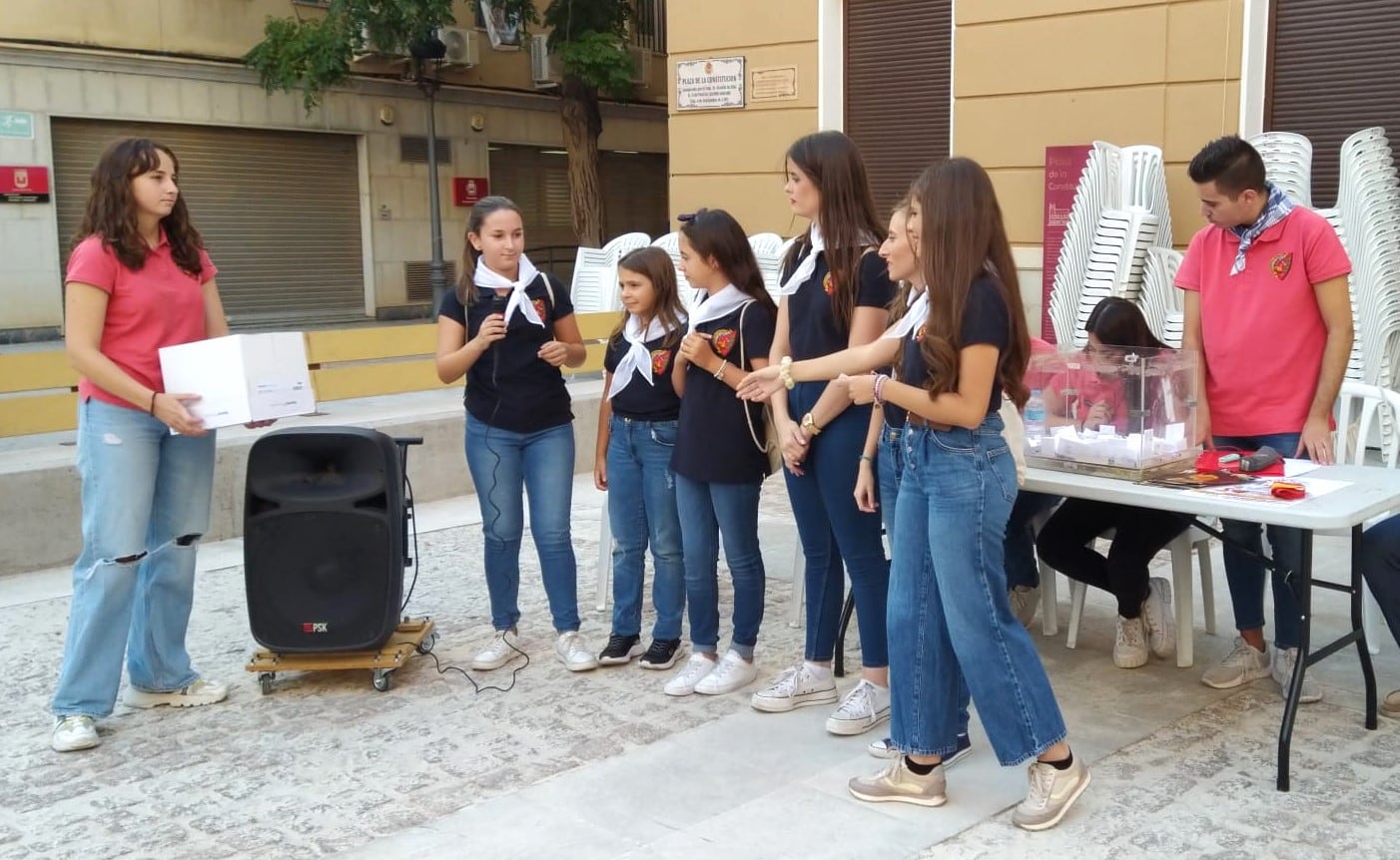 Las Falleras Mayores de Elda, Sonia Esteve, y sus Damas de Honor,  Martina Lencina, y sus Damas de Honor, presidieron el recuento de votos populares.