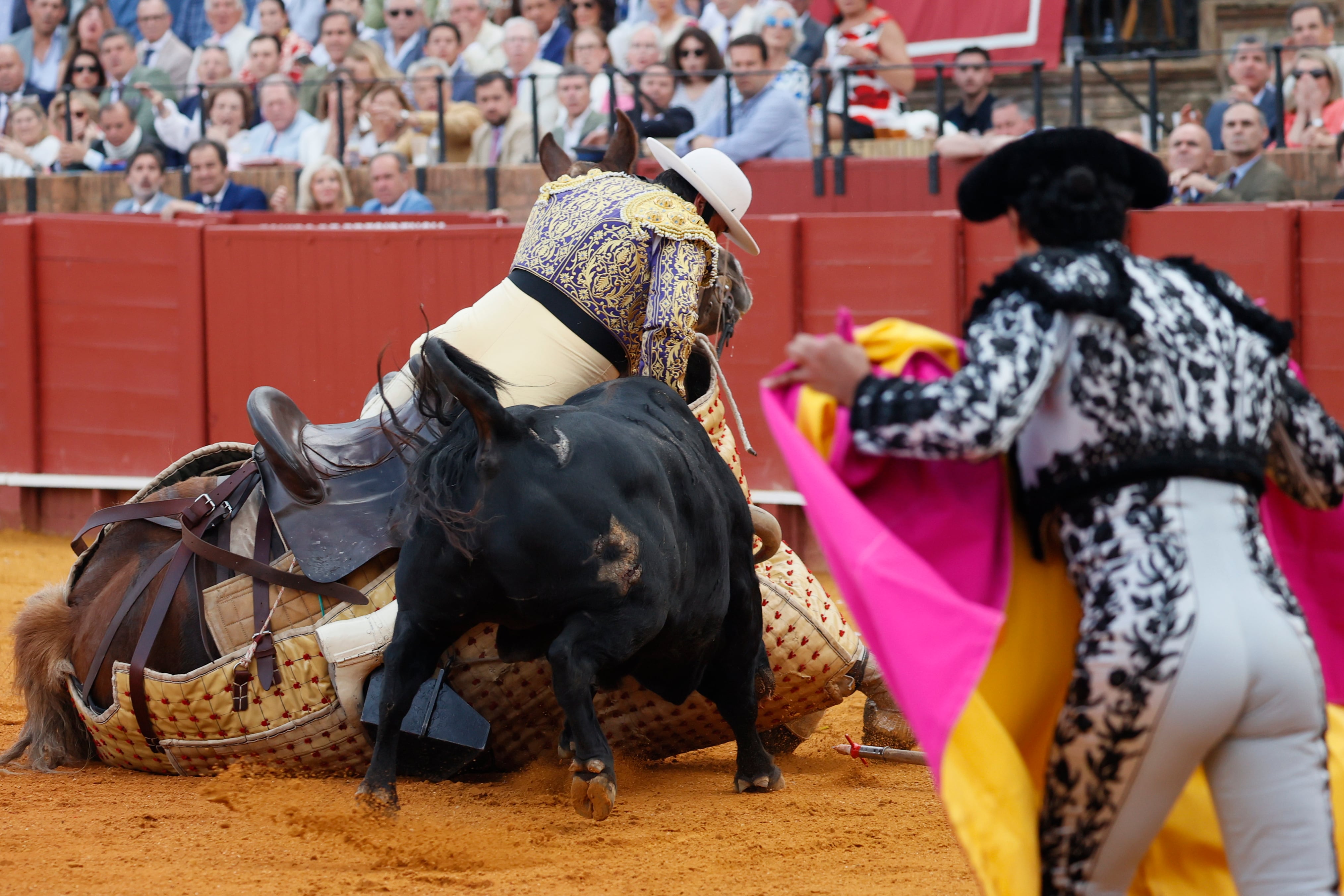 SEVILLA, 17/04/2024.- El toro tira al picador este miércoles, durante el festejo de la Feria de Abril celebrado en La Real Maestranza de Sevilla, con toros de Jandilla. EFE/ José Manuel Vidal
