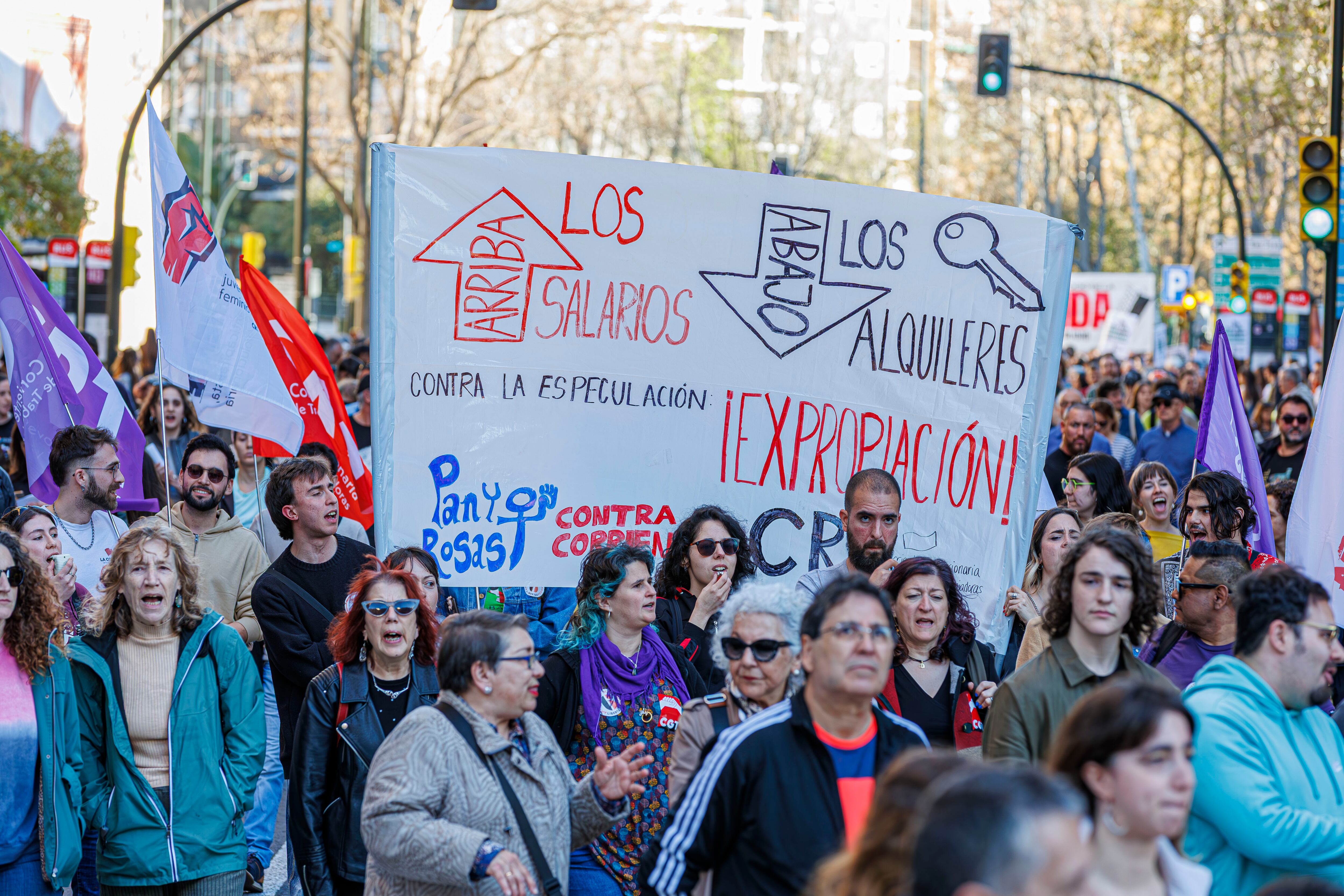 ZARAGOZA, 05/04/2025.- Un momento de la manifestación que ha recorrido hoy sábado las calles de Zaragoza, en protesta por el excesivo precio de la vivienda. EFE / JAVIER BELVER