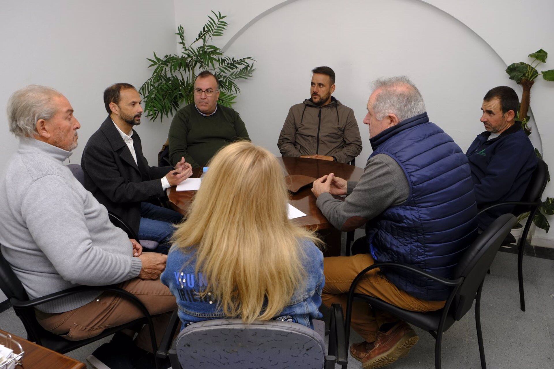 El alcalde de Sanlúcar junto a un grupo de los agricultores afectados