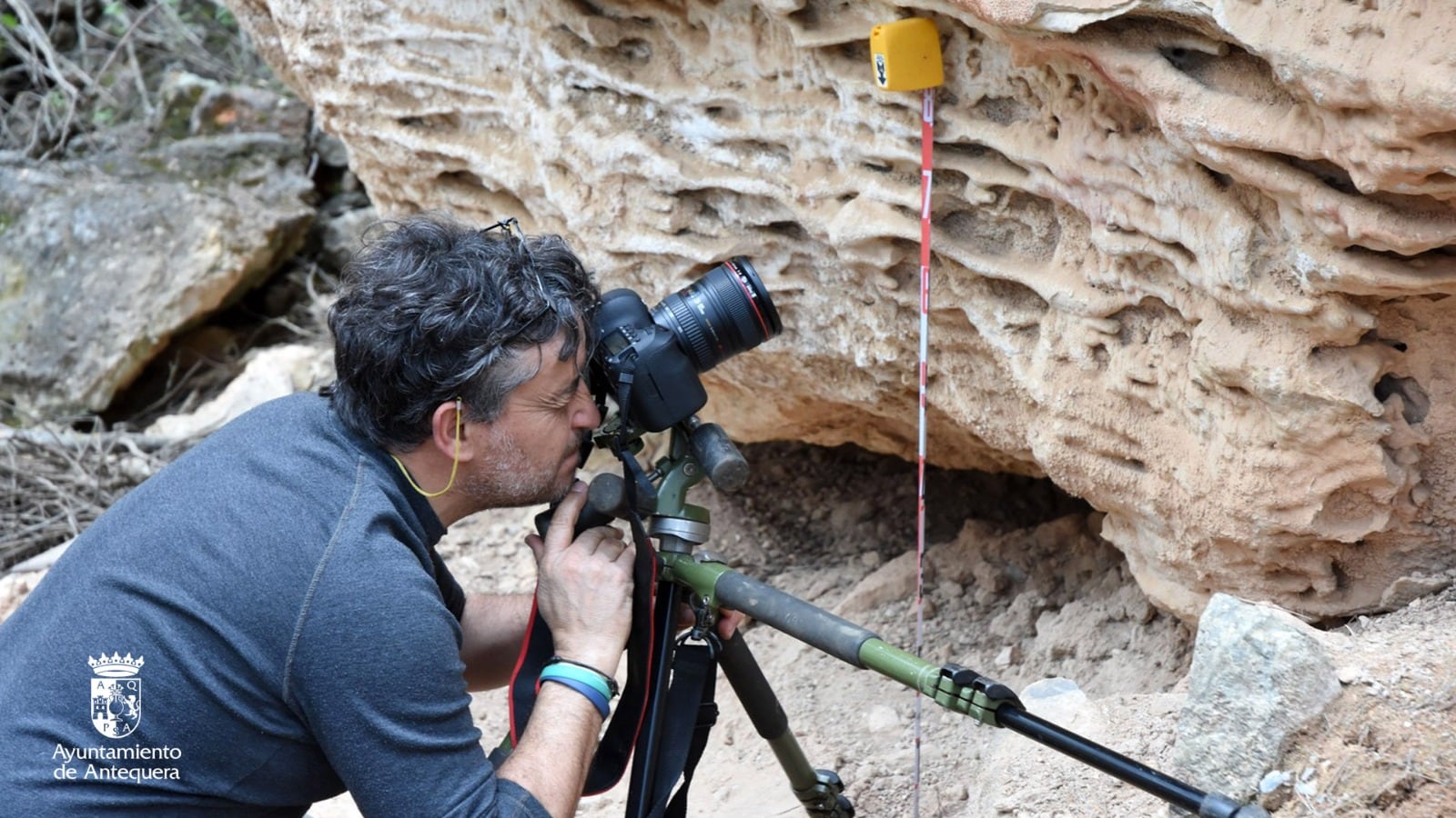 Uno de los expertos que analizan el hallazgo en la cueva de Antequera