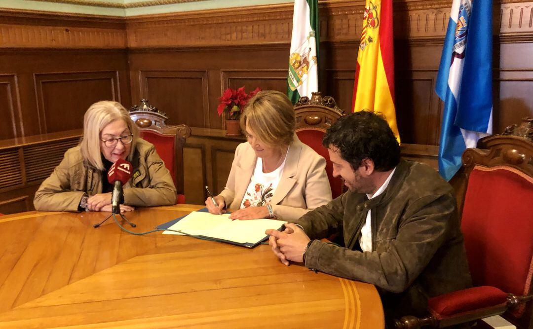 La alcaldesa de Motril, Luisa García, y el alcalde de Torrenueva, Plácido Lara renuevan convenio de colaboración en la cesión de policias locales 