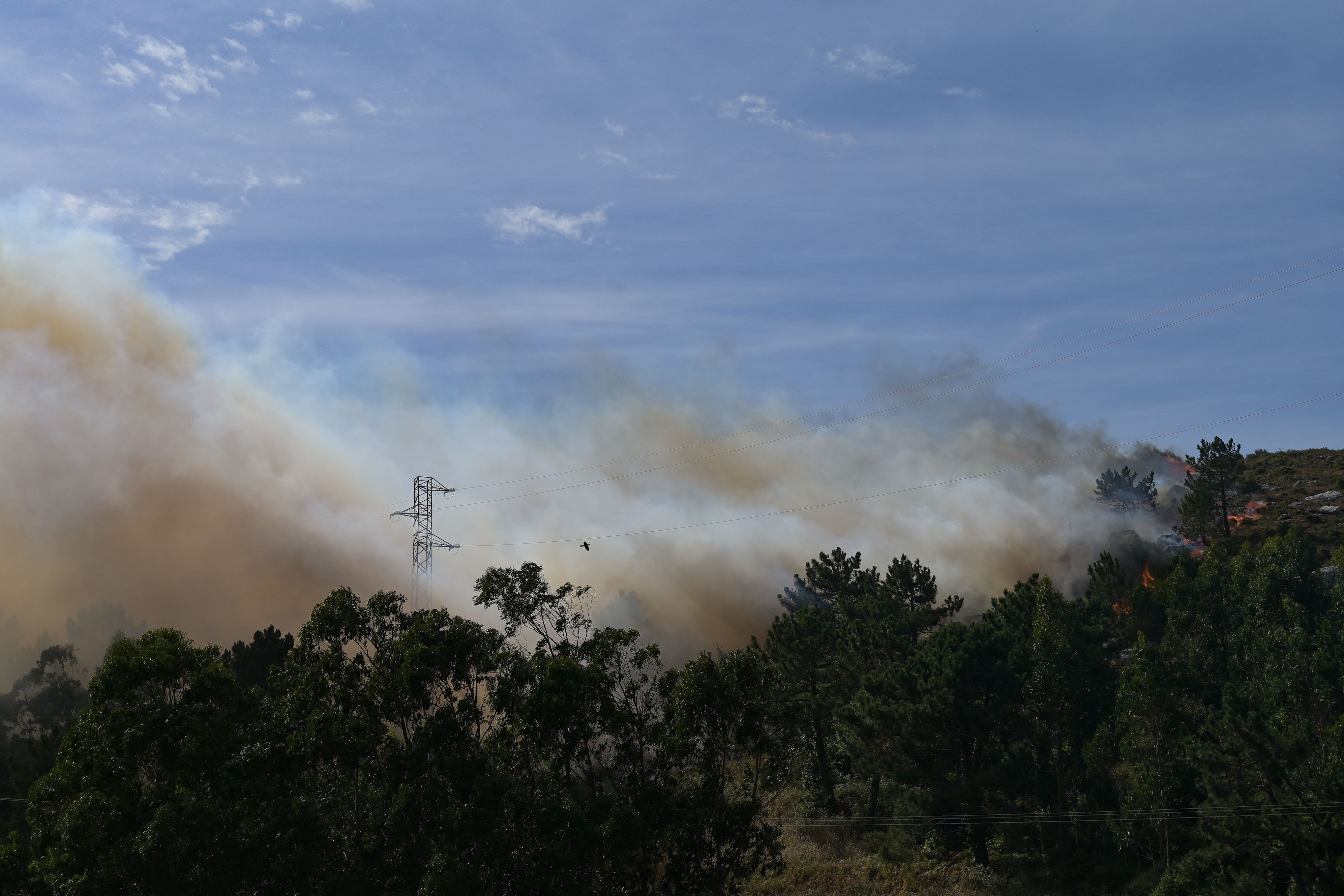 PONTECESO (CORUÑA), 05/08/2025.- Un nuevo incendio forestal en la zona del municipio de Ponteceso (A Coruña) ha obligado a desalojar la parroquia de Corme Aldea y a activar la situación 2 por su proximidad a las casas. Según información de la Guardia Civil, también se encuentra cortada la AC-424 por culpa del fuego. EFE/ Moncho Fuentes