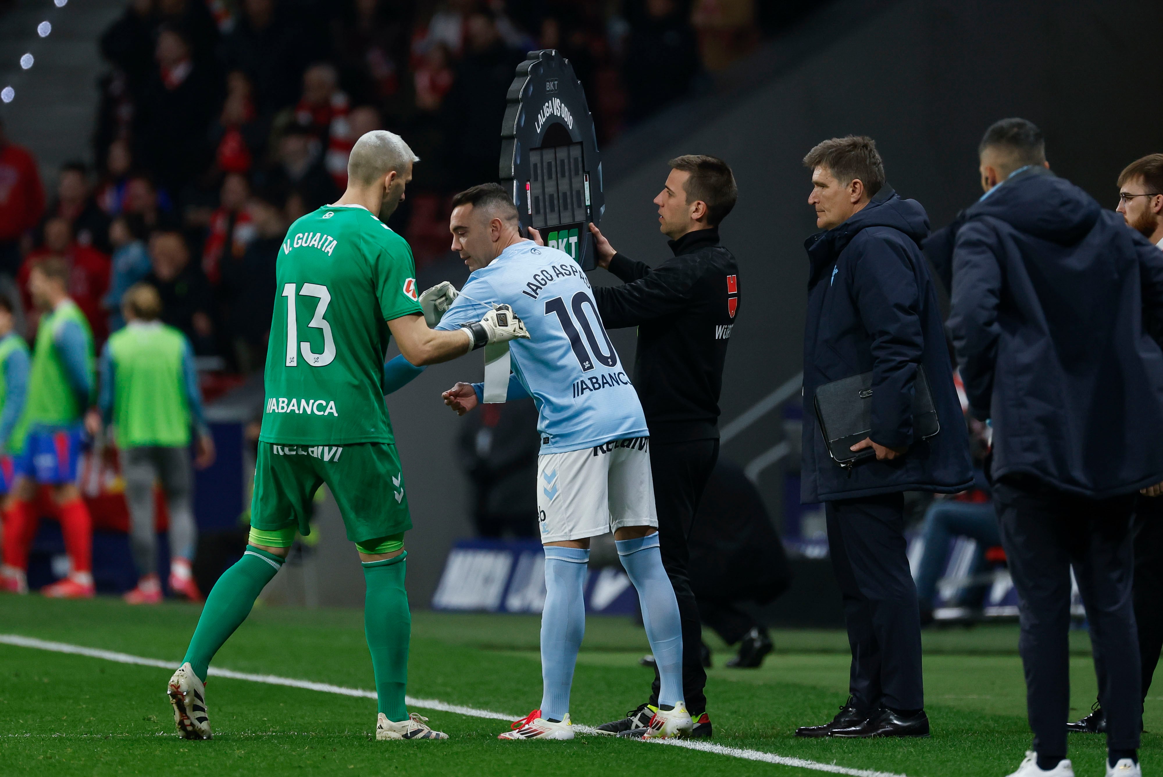 MADRID, 15/02/2025.- El delantero del Celta de Vigo Iago Aspas sale al campo durante el partido de LaLiga que disputan el Atlético de Madrid y el Celta de Vigo este sábado en el estadio Riyadh Air Metropolitano, en Madrid. EFE/Mariscal
