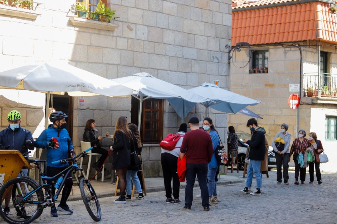 Clientes junto a un bar del barrio vigués de Bouzas.