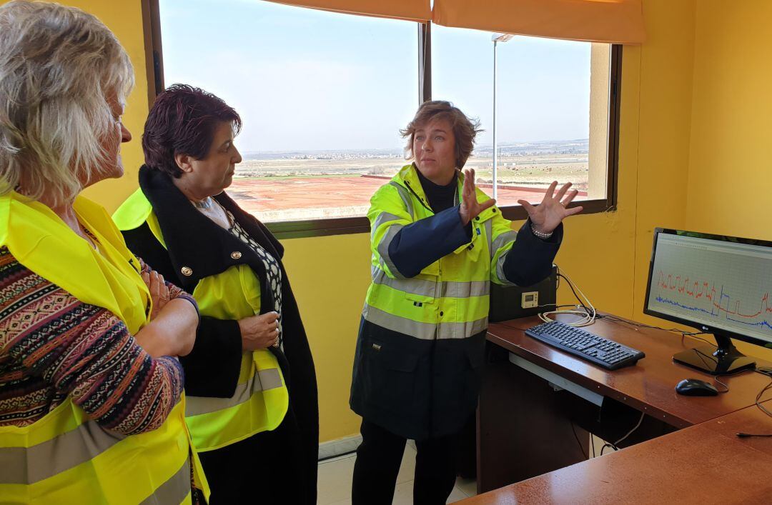 La alcaldesa de Segovia recibe instrucciones del nuevo sistema de telecontrol del servicio de aguas