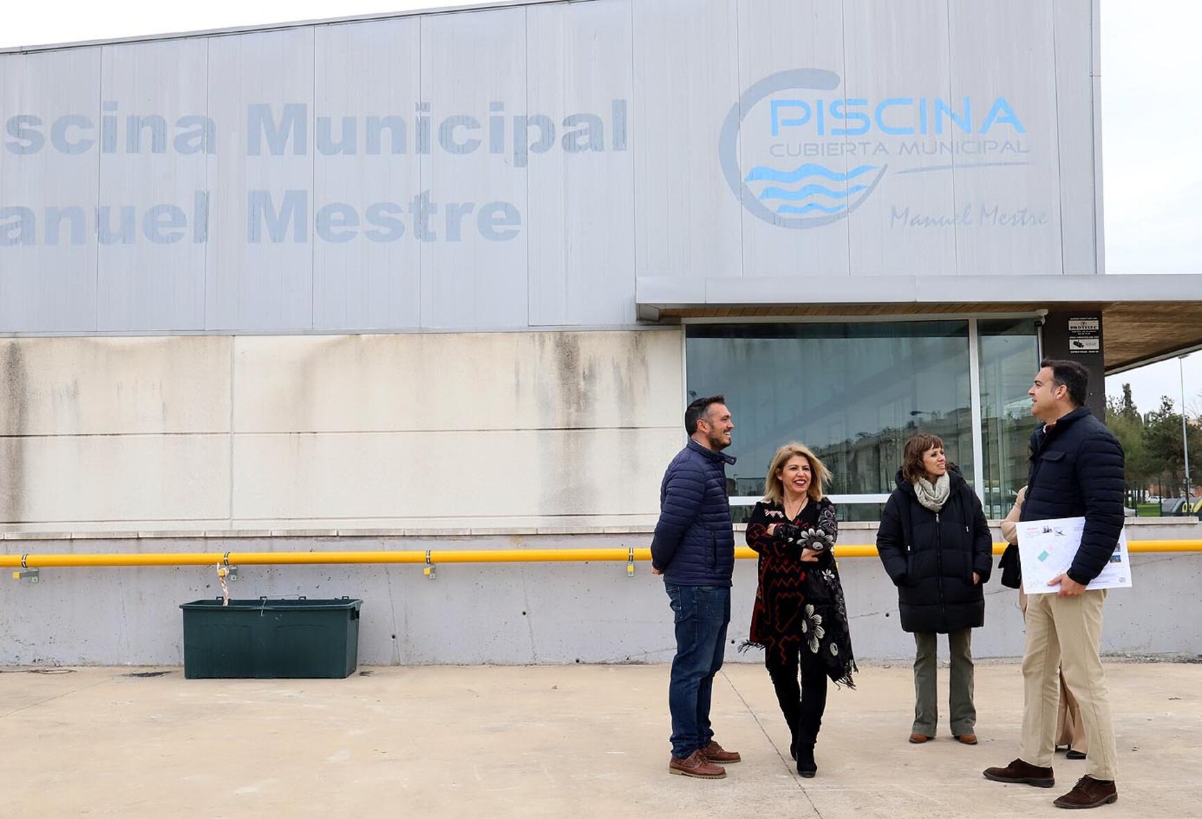 La alcaldesa de Jerez durante su visita a la piscina Manuel Mestre