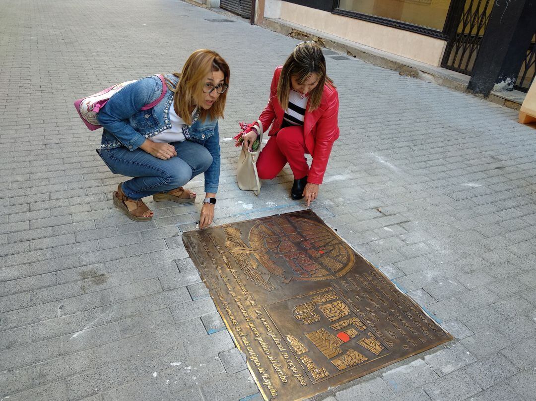 La alcaldesa de Aranda, Raquel González, y la concdejala de Cultura, Azucena Esteban, observan el detalle de la nueva reproducción del plano de 1503 que desde ahora está en la calle Barrio Nuevo