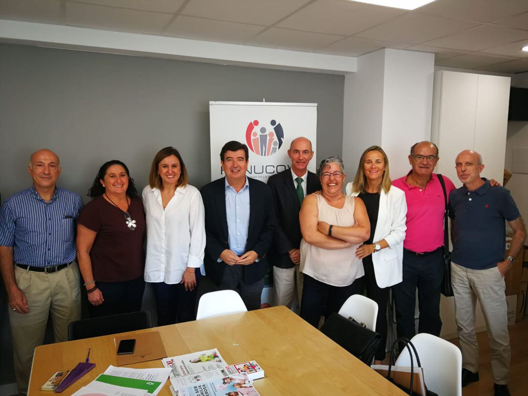 La asociación de familias numerosas se han reunido este martes con los portavoces municipales del PP, María José Catalá, Ciudadanos, Fernando Giner y Vox, José Gosálbez