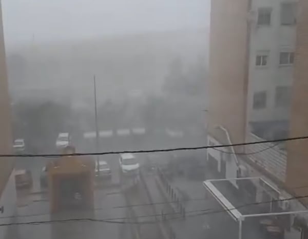 Los coletazos de la borrasca Claudia dejan una manga marina con viento huracanado en Huelva.