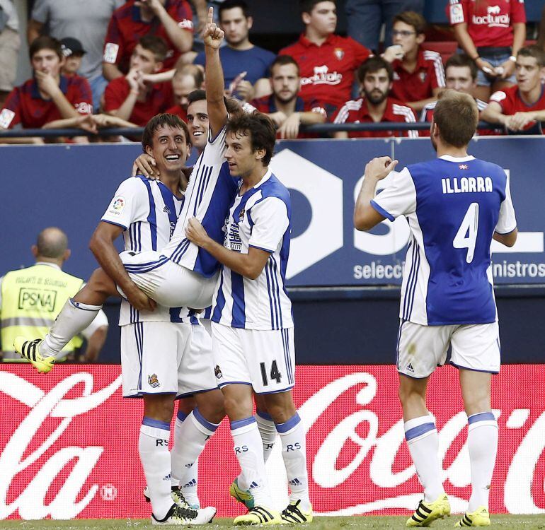 Juanmi celebra el primero gol realista con Oyarzabal y Ruben Pardo mientras Illarra acude a felicitarle
