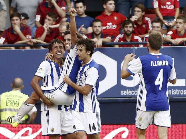 Juanmi celebra el primero gol realista con Oyarzabal y Ruben Pardo mientras Illarra acude a felicitarle