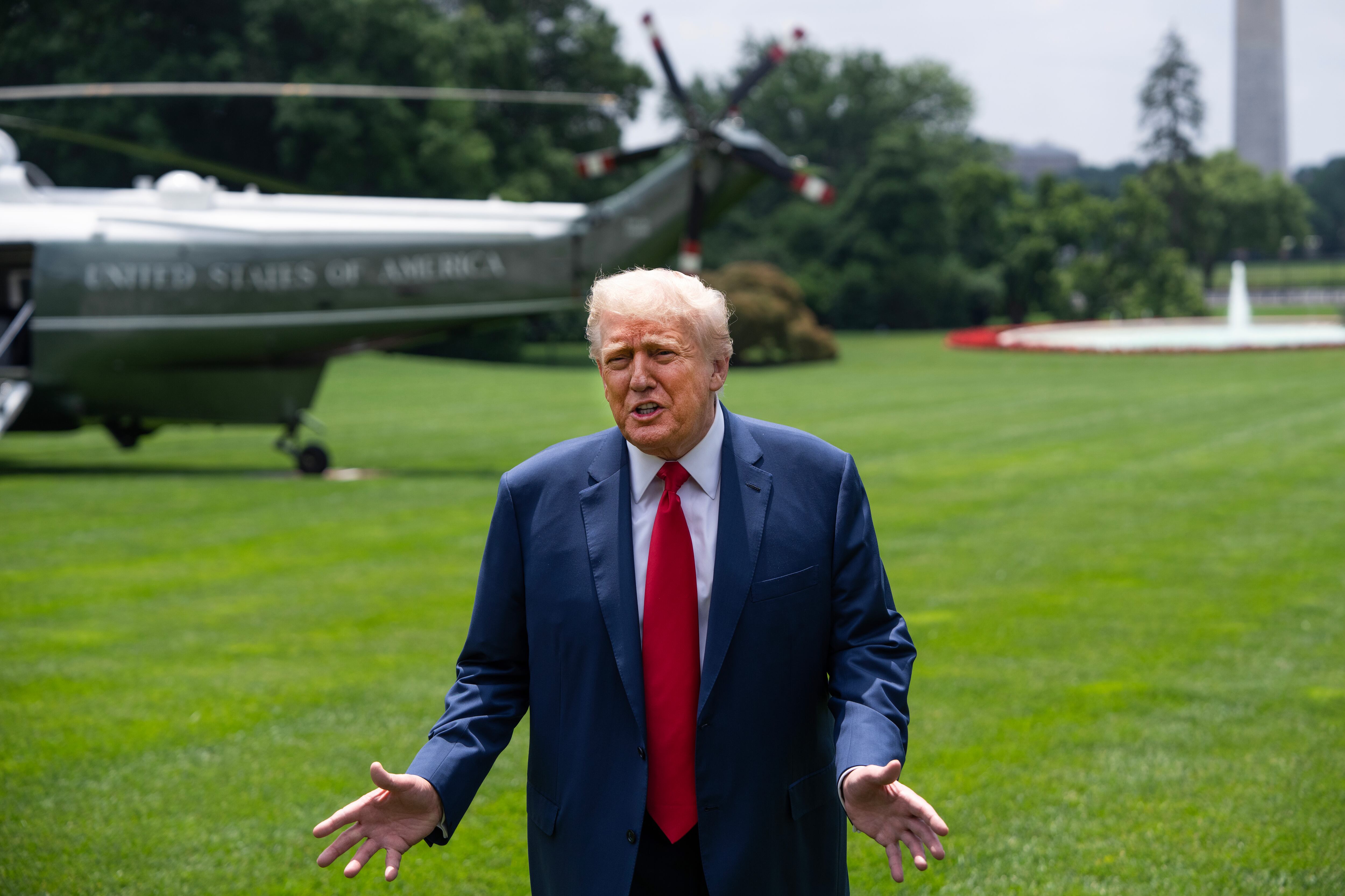 Donald Trump habla con los periodistas en uno de los jardines de la Casa Blanca