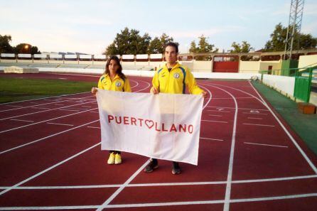 Deyanira y Nicolás, con la bandera que lucirán en Brisbane