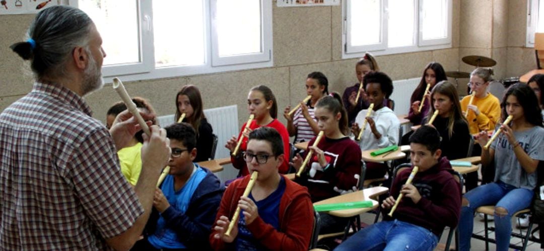 Los alumnos del instituto parleño quieren montar una banda de persusión y viento para aprender música tocando