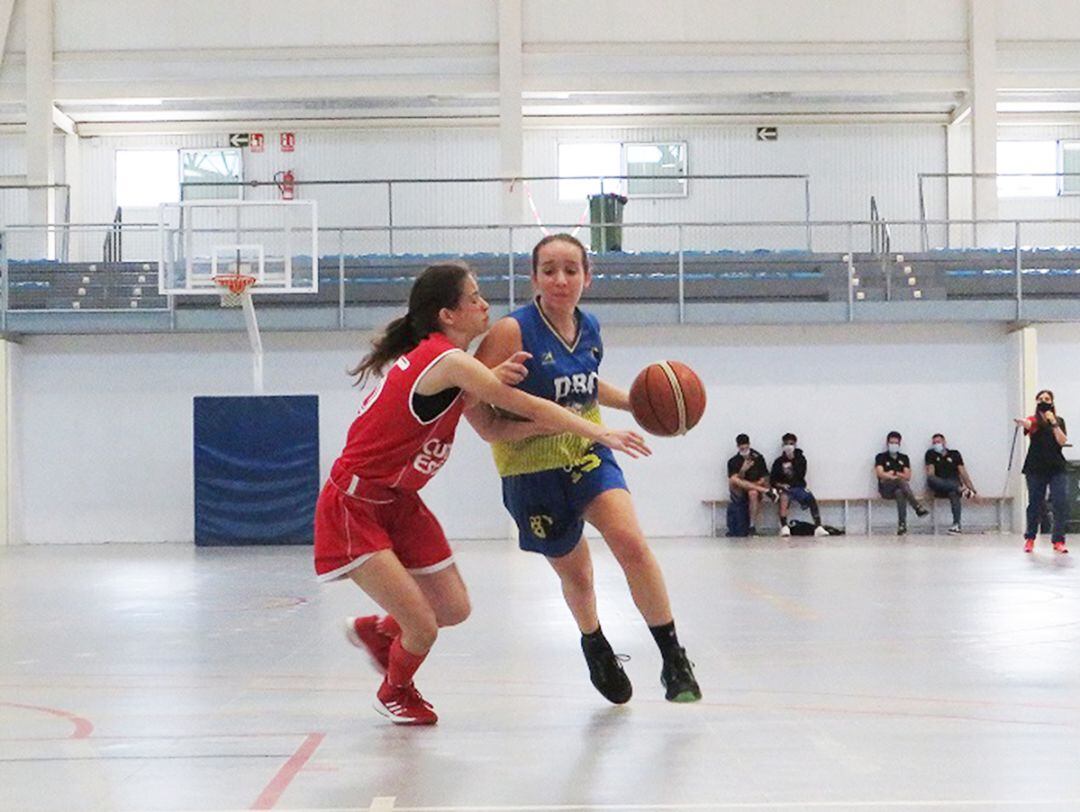 Jugadora dianense junior atacando el aro rival.