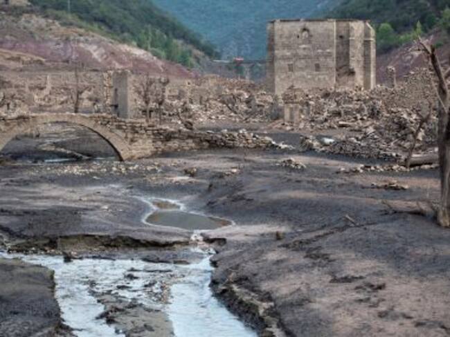 El antiguo pueblo de Mansilla (La Rioja) sale a la luz tras secarse el embalse homónimo en agosto de 2017