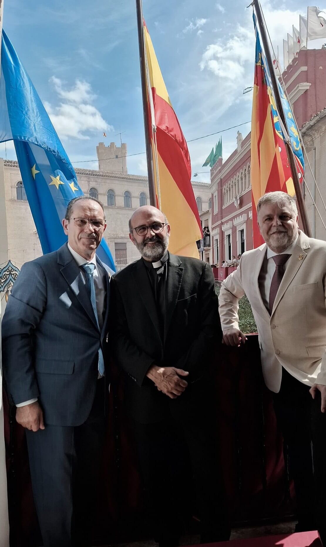 El pregonero, con el alcalde y concejal de fiestas