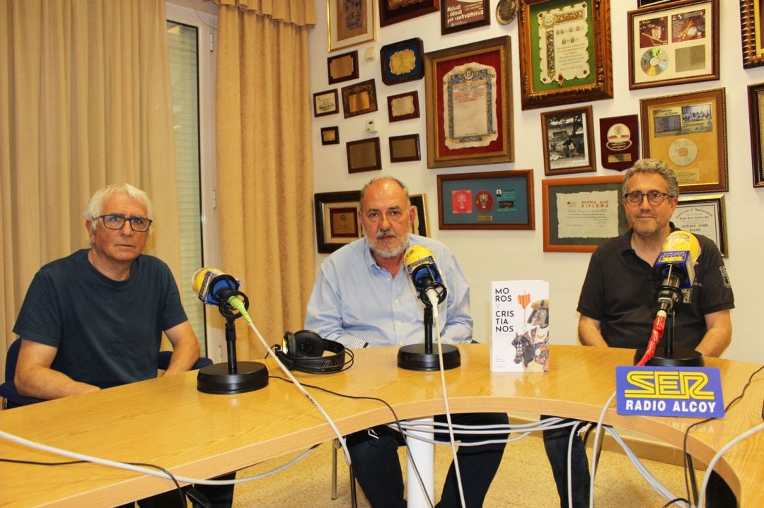Manolo Antolí, Javier Llopis y Pep Jordá, junto a un ejemplar de Moros y Cristianos. Manual de uso